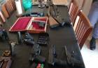 ALLANAMIENTO POR “SUPUESTAS AMENAZAS CON ARMAS” RESULTA EN EL SECUESTRO DE PISTOLAS Y ESCOPETAS