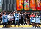 MESSI FUE RECIBIDO EN TIERRA AZTECA POR UNA MULTITUD DE HINCHAS 