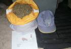 ABANDONÓ UNA BOLSA CON MARIHUANA CUANDO VIO A LOS AGENTES¨