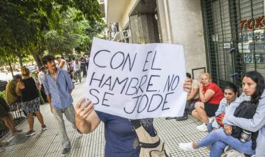 LA LARGA FILA DEL HAMBRE QUE EL GOBIERNO DE MILEI DECIDIÓ IGNORAR