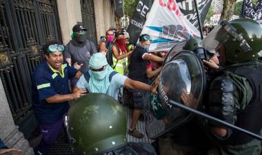 PROTOCOLO ANTIPROTESTA: COMODORO PY SALIÓ AL AUXILIO DE PATRICIA BULLRICH