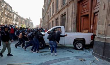 MÉXICO: MANIFESTANTES DE AYOTZINAPA DERRIBARON UNA PUERTA DEL PALACIO PRESIDENCIAL