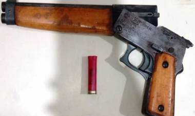 TRAS SU HUIDA ABANDONARON UN ARMA DE FUEGO 