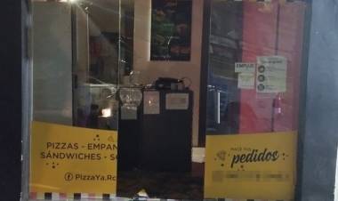 DETIENEN A DOS JOVENES POR ROBAR EN UN COMERCIO 