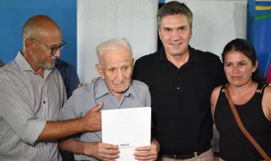 EL GOBERNADOR ENTREGÓ TÍTULOS DE PROPIEDAD EN CASTELLI 