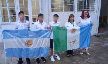 LAS BANDERAS NACIONAL Y PROVINCIAL ENTREGADAS POR EL GOBIERNO YA FLAMEAN EN LAS ESCUELAS 