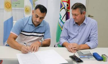 EL IDCH Y EL MUNICIPIO DE CHARATA FIRMARON CONVENIO PARA PROMOVER EL DEPORTE 
