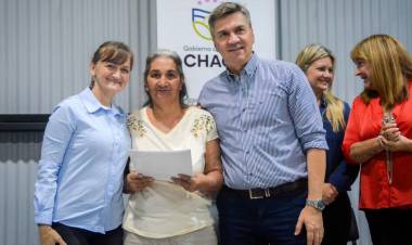 ZDERO ENTREGÓ TÍTULOS DE PROPIEDAD A 154 FAMILIAS DE RESISTENCIA, FONTANA Y BARRANQUERAS 