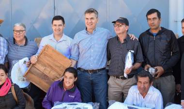 VILLA ÁNGELA: EL GOBERNADOR ENTREGÓ HERRAMIENTAS Y ELEMENTOS PARA APICULTORES 