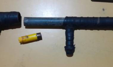 CIRCULABA A PIE Y ARMADO CON UNA TUMBERA 