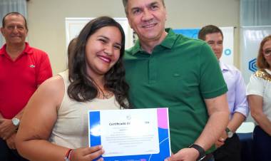 VILLA ÁNGELA: EL GOBERNADOR ENTREGÓ LOS PRIMEROS CRÉDITOS DEL “EMPRENDE ROSA”