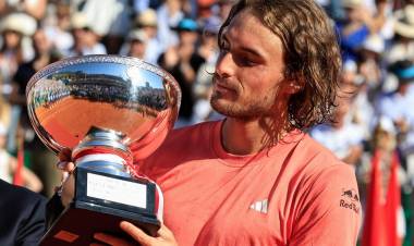 TSITSIPAS FESTEJÓ EN MONTECARLO Y REGRESA AL TOP TEN