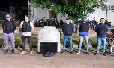 LLEVABA A RASTRAS UN TANQUE PARA AGUA, VIO A LA POLICÍA Y LA ABANDONÓ 