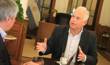 COMPROMISO POR EL DESARROLLO REGIONAL: ENCUENTRO ENTRE EL MINISTRO DE INFRAESTRUCTURA DEL CHACO Y EL RECTOR DE LA UNNE