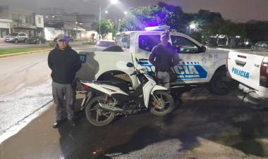 ABANDONÓ UNA MOTO ROBADA AL VER A LOS POLICÍAS E