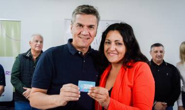 ENTREGA DEL BOLETO DOCENTE EN SÁENZ PEÑA: “APOYO FUNDAMENTAL PARA NUESTROS EDUCADORES”, DIJO EL GOBERNADOR 