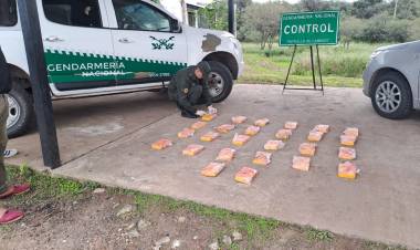 SECUESTRAN VEINTISÉIS PAQUETES DE COCAÍNA EN UN AUTOMÓVIL 