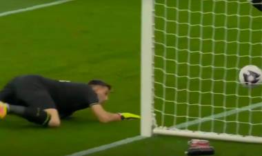 INCREÍBLE BLOOPER Y GOL EN CONTRA DEL DIBU MARTÍNEZ AL MINUTO DE INICIADO EL PARTIDO