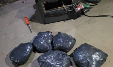 VILLA ÁNGELA: TENÍA COGOLLOS DE MARIHUNA EN UN PARLANTE Y LO DESCUBRIERON