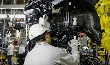 LA PRODUCCIÓN DE AUTOS EN PUNTO MUERTO