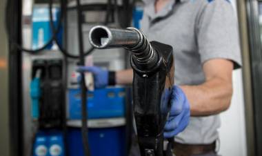 CHIRILLO ANTICIPÓ NUEVAS SUBAS DE LOS COMBUSTIBLES