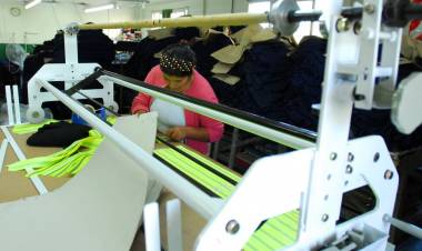 LAS FÁBRICAS TRABAJAN AL 50 POR CIENTO