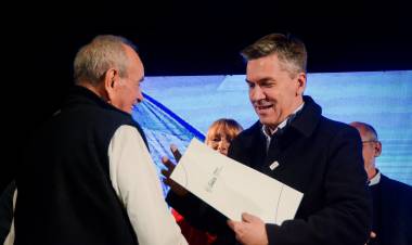 EL GOBERNADOR ZDERO ENTREGÓ TÍTULOS DE PROPIEDAD A VECINOS DE 10 BARRIOS DE RESISTENCIA