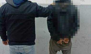 SE LLEVÓ UN TELÉFONO AJENO ANTES DE BAJAR DEL COLECTIVO, LO ATRAPARON 