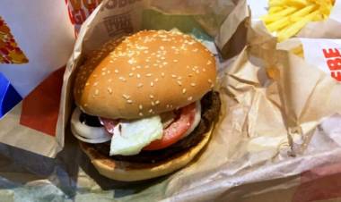 TRAGEDIA EN CÓRDOBA: UNA JOVEN SE ATRAGANTÓ MIENTRAS COMÍA UNA HAMBURGUESA Y MURIÓ