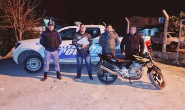 RECUPERAN UNA MOTOCICLETA ROBADA EN UN CAMINO VECINAL DE COLONIA TACUARI 