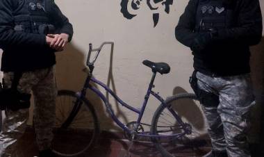 DETIENEN A UN MENOR DE 15 AÑOS CON UN ARMA DE FUEGO Y UNA BICICLETA DE DUDOSA PROCEDENCIA 