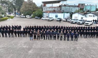 ENTREGA DE UNIFORMES PARA ALUMNOS