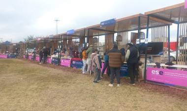 180 EMPRENDEDORES DE 16 LOCALIDADES DE LA PROVINCIA OFRECEN SUS PRODUCTOS ARTESANALES EN LA BIENAL