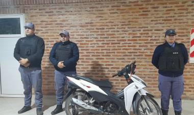ABANDONÓ SU MOTOCICLETA AL VER A LA POLICÍA
