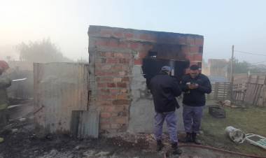 INCENDIO EN UNA VIVIENDA, HALLARON UN HOMBRE CALCINADO 