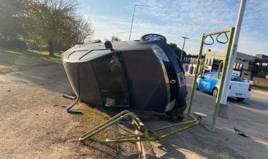 LA LEONESAU: UN HOMBRE VOLCO SU AUTO EN EL INGRESO A LA LOCALIDAD