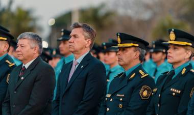 VUELTA DE PÁGINA Y PUESTA EN VALOR DE LA TAREA POLICIAL: EL GOBERNADOR ZDERO TOMÓ JURAMENTO A LOS NUEVOS EGRESADOS DE LA ESCUELA DE POLICÍA DEL CHACO