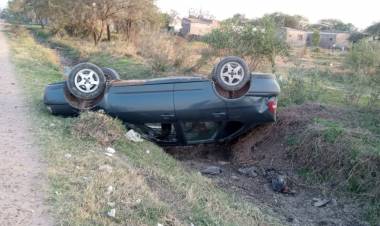 VILLA ÁNGELA: PERDIO EL CONTROL DE SU AUTO Y FUE A PARAR A UNA ZANJA