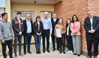 RESISTENCIA: EL GOBERNADOR ZDERO ENTREGÓ VIVIENDAS EN LA CHACRA 214