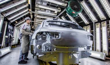LA PRODUCCIÓN DE AUTOS, UN POCO MENOS MAL