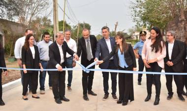 136º ANIVERSARIO DE PUERTO TIROL: EL GOBERNADOR ZDERO CELEBRÓ JUNTO A LA COMUNIDAD CON LA INAUGURACIÓN DE PAVIMENTO Y ENTREGA DE TÍTULOS DE PROPIEDAD