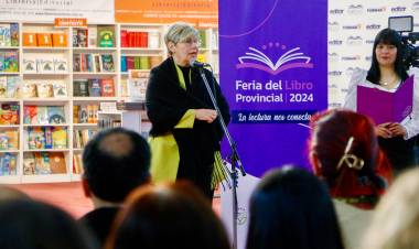 FERIA DEL LIBRO PROVINCIAL: “VAMOS A MOSTRAR QUE EN EL CHACO LA LECTURA VUELVE A TENER UN SITIO”, DIJO LA MINISTRA NAIDENOFF