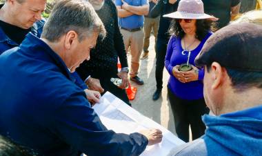 RESISTENCIA: EL GOBERNADOR ZDERO CONSTATÓ LAS OBRAS DE PAVIMENTACIÓN EN EL BARRIO ARAMBURU
