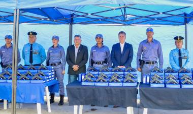 EL GOBERNADOR ENTREGÓ 448 ARMAS REGLAMENTARIAS NUEVAS A LA POLICÍA DEL CHACO