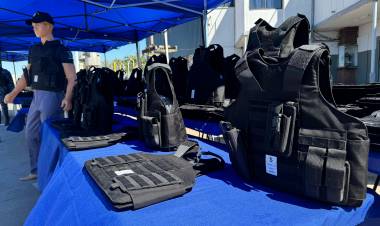 PRESENTAN 600 NUEVOS CHALECOS QUE PRÓXIMAMENTE SERÁN ENTREGADOS