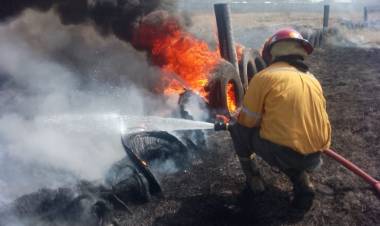 EL PERSONAL DE BOMBEROS IMPIDIÓ LA PROPAGACIÓN DEL FUEGO HACIA UNA PLANTA DE GAS