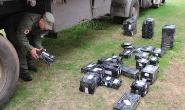 PERSONAL DE GENDARMERÍA NACIONAL REALIZÓ LA APERTURA Y REQUISA DE LA PARTE INFERIOR DE UN TRANSPORTE DE CARGAS