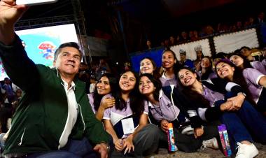 LAS BREÑAS: EL GOBERNADOR ZDERO ACOMPAÑÓ EL DESFILE PROVINCIAL DE CARROZAS DE LOS ESTUDIANTES