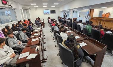 ESTUDIANTES DE LA CLOTILDE VISITARON LA LEGISLATURA PARA CONOCER LA LABOR Y FUNCIONES DE LOS DIPUTADOS PARA GARANTIZAR EL SISTEMA DEMOCRÁTICO
