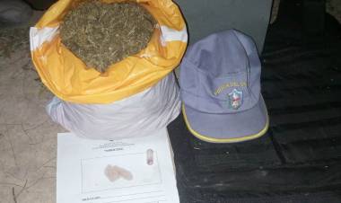 ABANDONÓ UNA BOLSA CON MARIHUANA CUANDO VIO A LOS AGENTES¨